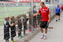 FC Ingolstadt 04 - Schanzer Fußballschule im AUDI Sportpark - Lukas Hinterseer (#16 FC Ingolstadt 04) beim Abklatschen -  Foto: Jürgen Meyer