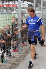 FC Ingolstadt 04 - Schanzer Fußballschule im AUDI Sportpark - Ralph Hasenhüttl (Trainer FC Ingolstadt 04) beim Abklatschen - Foto: Jürgen Meyer