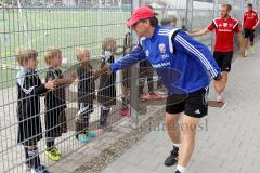 FC Ingolstadt 04 - Schanzer Fußballschule im AUDI Sportpark - Michael Henke (Co-Trainer FC Ingolstadt 04) beim Abklatschen - Foto: Jürgen Meyer