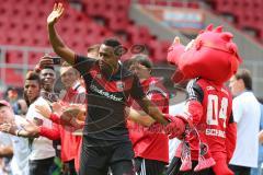 1. Bundesliga - Fußball - FC Ingolstadt 04 - Saisoneröffnung im Audi Sportpark - Einlauf der Spieler, Mannschaft, Fans, Jubel, abklatschen, Roger de Oliveira Bernardo (8, FCI)