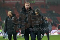 1. Bundesliga - Fußball - FC Ingolstadt 04 - SC Freiburg - Spiel ist aus, Niederlage hängende Köpfe, Cheftrainer Maik Walpurgis (FCI), links Tobias Levels (28, FCI) und rechts Co-Trainer Michael Henke (FCI)