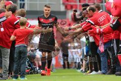 1. Bundesliga - Fußball - FC Ingolstadt 04 - Saisoneröffnung im Audi Sportpark - Einlauf der Spieler, Mannschaft, Fans, Jubel, abklatschen, Maurice Multhaup (31, FCI)