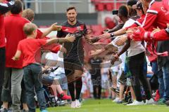 1. Bundesliga - Fußball - FC Ingolstadt 04 - Saisoneröffnung im Audi Sportpark - Einlauf der Spieler, Mannschaft, Fans, Jubel, abklatschen, Mathew Leckie (7, FCI)