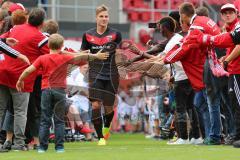 1. Bundesliga - Fußball - FC Ingolstadt 04 - Saisoneröffnung im Audi Sportpark - Einlauf der Spieler, Mannschaft, Fans, Jubel, abklatschen, Max Christiansen (19, FCI)