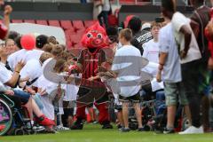 1. Bundesliga - Fußball - FC Ingolstadt 04 - Saisoneröffnung im Audi Sportpark - Einlauf der Spieler, Mannschaft, Fans, Jubel, abklatschen, Schanzi