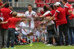 1. Bundesliga - Fußball - FC Ingolstadt 04 - Saisoneröffnung im Audi Sportpark - Einlauf der Spieler, Mannschaft, Fans, Jubel, abklatschen, Alfredo Morales (6, FCI)