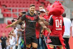 1. Bundesliga - Fußball - FC Ingolstadt 04 - Saisoneröffnung im Audi Sportpark - Einlauf der Spieler, Mannschaft, Fans, Jubel, abklatschen, Mathew Leckie (7, FCI)