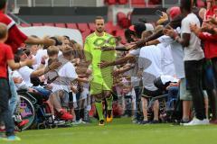 1. Bundesliga - Fußball - FC Ingolstadt 04 - Saisoneröffnung im Audi Sportpark - Einlauf der Spieler, Mannschaft, Fans, Jubel, abklatschen, Torwart Christian Ortag (39, FCI)