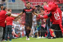 1. Bundesliga - Fußball - FC Ingolstadt 04 - Saisoneröffnung im Audi Sportpark - Einlauf der Spieler, Mannschaft, Fans, Jubel, abklatschen, Mathew Leckie (7, FCI)