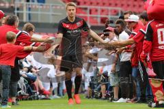 1. Bundesliga - Fußball - FC Ingolstadt 04 - Saisoneröffnung im Audi Sportpark - Einlauf der Spieler, Mannschaft, Fans, Jubel, abklatschen, Hauke Wahl (17, FCI)