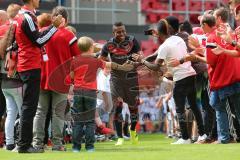 1. Bundesliga - Fußball - FC Ingolstadt 04 - Saisoneröffnung im Audi Sportpark - Einlauf der Spieler, Mannschaft, Fans, Jubel, abklatschen, Roger de Oliveira Bernardo (8, FCI)