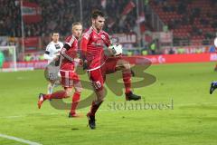 1. Bundesliga - Fußball - FC Ingolstadt 04 - SC Freiburg - Pascal Groß (10, FCI) nimmt den Ball aus der Luft