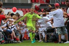 1. Bundesliga - Fußball - FC Ingolstadt 04 - Saisoneröffnung im Audi Sportpark - Einlauf der Spieler, Mannschaft, Fans, Jubel, abklatschen, Torwart Örjan Haskjard Nyland (26, FCI)