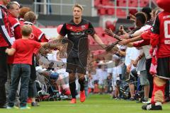 1. Bundesliga - Fußball - FC Ingolstadt 04 - Saisoneröffnung im Audi Sportpark - Einlauf der Spieler, Mannschaft, Fans, Jubel, abklatschen, Hauke Wahl (17, FCI)