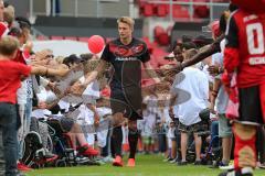 1. Bundesliga - Fußball - FC Ingolstadt 04 - Saisoneröffnung im Audi Sportpark - Einlauf der Spieler, Mannschaft, Fans, Jubel, abklatschen, Hauke Wahl (17, FCI)