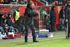 1. Bundesliga - Fußball - FC Ingolstadt 04 - SC Freiburg - Cheftrainer Maik Walpurgis (FCI) feuert sein Team an