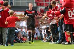 1. Bundesliga - Fußball - FC Ingolstadt 04 - Saisoneröffnung im Audi Sportpark - Einlauf der Spieler, Mannschaft, Fans, Jubel, abklatschen, Nico Rinderknecht (22, FCI)