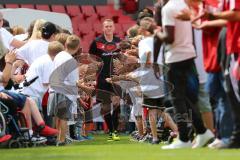 1. Bundesliga - Fußball - FC Ingolstadt 04 - Saisoneröffnung im Audi Sportpark - Einlauf der Spieler, Mannschaft, Fans, Jubel, abklatschen, Nico Rinderknecht (22, FCI)