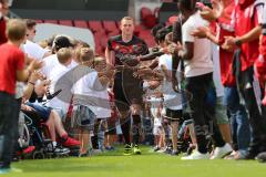 1. Bundesliga - Fußball - FC Ingolstadt 04 - Saisoneröffnung im Audi Sportpark - Einlauf der Spieler, Mannschaft, Fans, Jubel, abklatschen, Nico Rinderknecht (22, FCI)