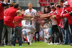 1. Bundesliga - Fußball - FC Ingolstadt 04 - Saisoneröffnung im Audi Sportpark - Einlauf der Spieler, Mannschaft, Fans, Jubel, abklatschen, Moritz Hartmann (9, FCI)