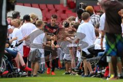 1. Bundesliga - Fußball - FC Ingolstadt 04 - Saisoneröffnung im Audi Sportpark - Einlauf der Spieler, Mannschaft, Fans, Jubel, abklatschen, Stefan Lex (14, FCI)