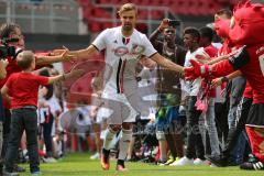 1. Bundesliga - Fußball - FC Ingolstadt 04 - Saisoneröffnung im Audi Sportpark - Einlauf der Spieler, Mannschaft, Fans, Jubel, abklatschen, Lukas Hinterseer (16, FCI)