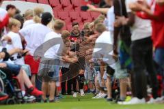 1. Bundesliga - Fußball - FC Ingolstadt 04 - Saisoneröffnung im Audi Sportpark - Einlauf der Spieler, Mannschaft, Fans, Jubel, abklatschen, Mathew Leckie (7, FCI)