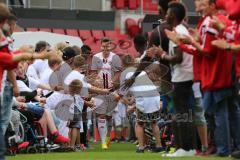 1. Bundesliga - Fußball - FC Ingolstadt 04 - Saisoneröffnung im Audi Sportpark - Einlauf der Spieler, Mannschaft, Fans, Jubel, abklatschen, Markus Suttner (29, FCI)