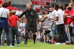 1. Bundesliga - Fußball - FC Ingolstadt 04 - Saisoneröffnung im Audi Sportpark - Einlauf der Spieler, Mannschaft, Fans, Jubel, abklatschen, Co-Trainer Patrick Westermann (FCI)