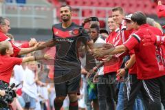 1. Bundesliga - Fußball - FC Ingolstadt 04 - Saisoneröffnung im Audi Sportpark - Einlauf der Spieler, Mannschaft, Fans, Jubel, abklatschen, Marvin Matip (34, FCI)