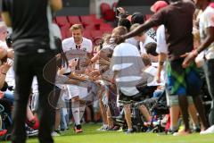 1. Bundesliga - Fußball - FC Ingolstadt 04 - Saisoneröffnung im Audi Sportpark - Einlauf der Spieler, Mannschaft, Fans, Jubel, abklatschen, Lukas Hinterseer (16, FCI)