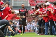 1. Bundesliga - Fußball - FC Ingolstadt 04 - Saisoneröffnung im Audi Sportpark - Einlauf der Spieler, Mannschaft, Fans, Jubel, abklatschen, Marvin Matip (34, FCI)