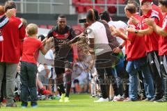 1. Bundesliga - Fußball - FC Ingolstadt 04 - Saisoneröffnung im Audi Sportpark - Einlauf der Spieler, Mannschaft, Fans, Jubel, abklatschen, Roger de Oliveira Bernardo (8, FCI)