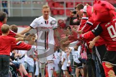 1. Bundesliga - Fußball - FC Ingolstadt 04 - Saisoneröffnung im Audi Sportpark - Einlauf der Spieler, Mannschaft, Fans, Jubel, abklatschen, Sonny Kittel (21, FCI)