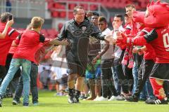 1. Bundesliga - Fußball - FC Ingolstadt 04 - Saisoneröffnung im Audi Sportpark - Einlauf der Spieler, Mannschaft, Fans, Jubel, abklatschen, Cheftrainer Markus Kauczinski (FCI)