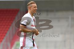 1. Bundesliga - Fußball - FC Ingolstadt 04 - Saisoneröffnung im Audi Sportpark - Einlauf der Spieler, Mannschaft, Fans, Jubel, abklatschen, Sonny Kittel (21, FCI)