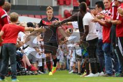 1. Bundesliga - Fußball - FC Ingolstadt 04 - Saisoneröffnung im Audi Sportpark - Einlauf der Spieler, Mannschaft, Fans, Jubel, abklatschen, Max Christiansen (19, FCI)