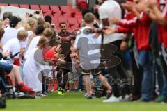 1. Bundesliga - Fußball - FC Ingolstadt 04 - Saisoneröffnung im Audi Sportpark - Einlauf der Spieler, Mannschaft, Fans, Jubel, abklatschen, Marvin Matip (34, FCI)