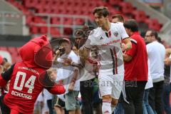 1. Bundesliga - Fußball - FC Ingolstadt 04 - Saisoneröffnung im Audi Sportpark - Einlauf der Spieler, Mannschaft, Fans, Jubel, abklatschen, Romain Brégerie (18, FCI)