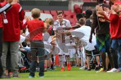 1. Bundesliga - Fußball - FC Ingolstadt 04 - Saisoneröffnung im Audi Sportpark - Einlauf der Spieler, Mannschaft, Fans, Jubel, abklatschen, Pascal Groß (10, FCI)