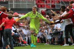 1. Bundesliga - Fußball - FC Ingolstadt 04 - Saisoneröffnung im Audi Sportpark - Einlauf der Spieler, Mannschaft, Fans, Jubel, abklatschen, Torwart Örjan Haskjard Nyland (26, FCI)