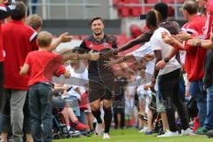 1. Bundesliga - Fußball - FC Ingolstadt 04 - Saisoneröffnung im Audi Sportpark - Einlauf der Spieler, Mannschaft, Fans, Jubel, abklatschen, Mathew Leckie (7, FCI)