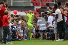 1. Bundesliga - Fußball - FC Ingolstadt 04 - Saisoneröffnung im Audi Sportpark - Einlauf der Spieler, Mannschaft, Fans, Jubel, abklatschen, Torwart Fabijan Buntic (24, FCI)