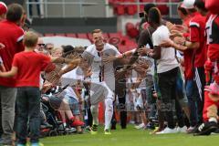 1. Bundesliga - Fußball - FC Ingolstadt 04 - Saisoneröffnung im Audi Sportpark - Einlauf der Spieler, Mannschaft, Fans, Jubel, abklatschen, Robert Bauer (23, FCI)