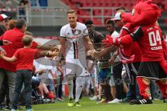 1. Bundesliga - Fußball - FC Ingolstadt 04 - Saisoneröffnung im Audi Sportpark - Einlauf der Spieler, Mannschaft, Fans, Jubel, abklatschen, Robert Bauer (23, FCI)