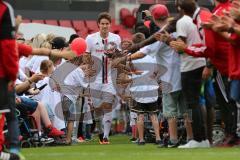 1. Bundesliga - Fußball - FC Ingolstadt 04 - Saisoneröffnung im Audi Sportpark - Einlauf der Spieler, Mannschaft, Fans, Jubel, abklatschen, Romain Brégerie (18, FCI)