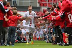 1. Bundesliga - Fußball - FC Ingolstadt 04 - Saisoneröffnung im Audi Sportpark - Einlauf der Spieler, Mannschaft, Fans, Jubel, abklatschen, Markus Suttner (29, FCI)