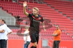 1. Bundesliga - Fußball - FC Ingolstadt 04 - Saisoneröffnung im Audi Sportpark - Einlauf der Spieler, Mannschaft, Fans, Jubel, abklatschen, Hauke Wahl (17, FCI)