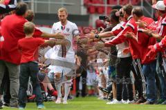 1. Bundesliga - Fußball - FC Ingolstadt 04 - Saisoneröffnung im Audi Sportpark - Einlauf der Spieler, Mannschaft, Fans, Jubel, abklatschen, Moritz Hartmann (9, FCI)