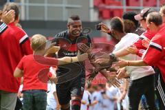 1. Bundesliga - Fußball - FC Ingolstadt 04 - Saisoneröffnung im Audi Sportpark - Einlauf der Spieler, Mannschaft, Fans, Jubel, abklatschen, Roger de Oliveira Bernardo (8, FCI)